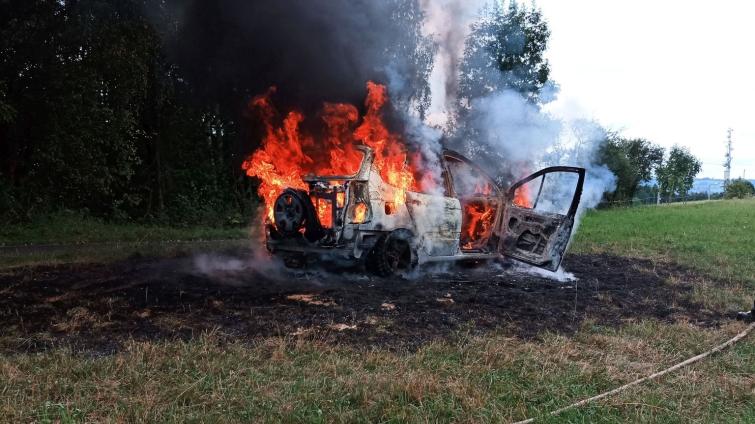 Osobní automobil začal za jízdy hořet. Když přijeli hasiči, byl už celý v plamenech