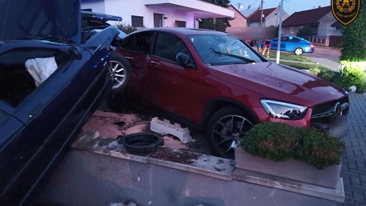 Řidič osobního vozidla narazil ve Lhotce do zídky a zaparkovaného auta