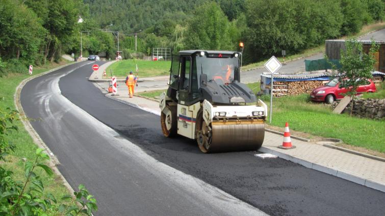 Práce silničářů na Kudlově jsou v plném proudu. Počítejte s jednosměrnou uzavírkou