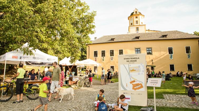 Stará řemesla na hradě Malenovice ukážou, jak se pralo prádlo popelem