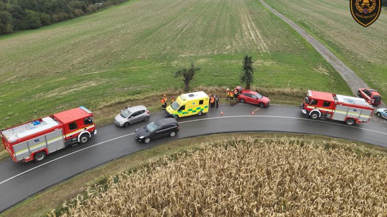 Úterní nehody na Kroměřížsku: převrácený traktor a srážka dvou osobáků. V jednom cestovaly tři děti