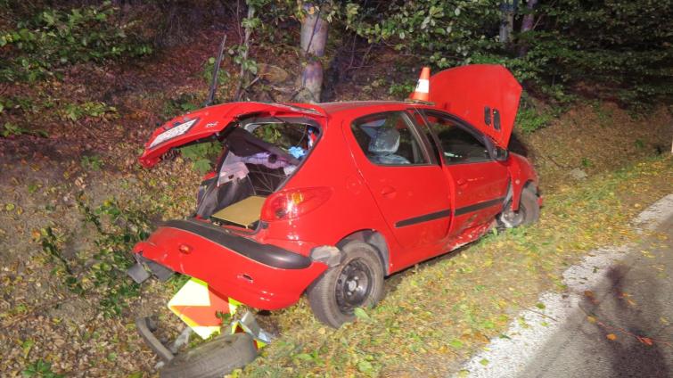 Opilá žena skončila s Peugeotem v příkopu. Nadýchala skoro tři promile