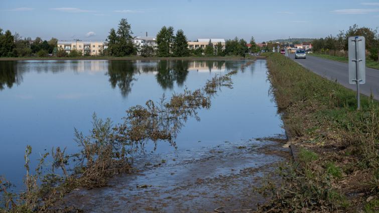 Dozvuky povodní v Kroměříži: v okrajových částech města se objevily propady podmáčené půdy, některá místa jsou stále zaplavená