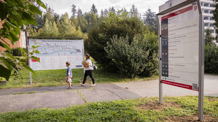 Nové informační tabule pomohou návštěvníkům Baťovy nemocnice k lepší orientaci v areálu