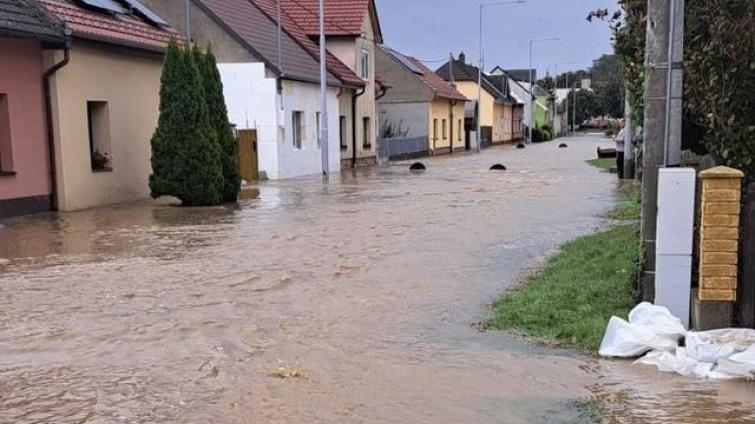 Policisté při povodních pomáhali při evakuaci, odkláněli provoz a pátrali po muži, který spadl do rozvodněného potoka