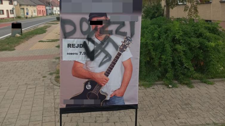 Neznámý pachatel poničil předvolební bannery a nasprejoval na ně hákový kříž