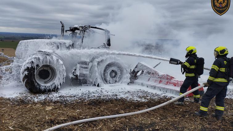 V Kunovicích hořel traktor. Mohla za to vadná elektroinstalace