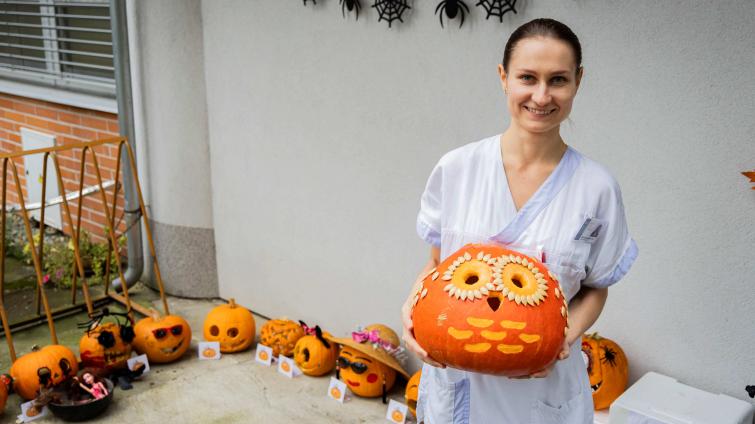 Laboranti Baťovy nemocnice vytvářeli originální halloweenské dýně