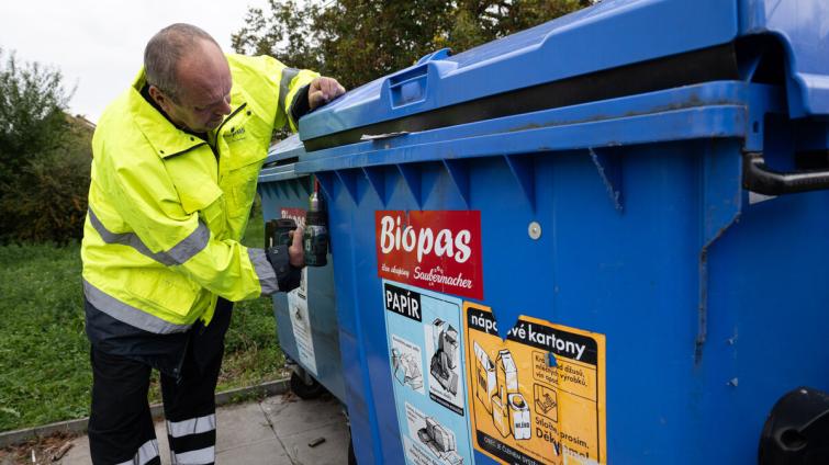 Kroměřížská radnice začala s čipováním popelnic