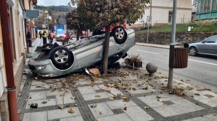 Vážná nehoda v Luhačovicích: řidička skončila s vozidlem na střeše na chodníku, srazila chodkyni