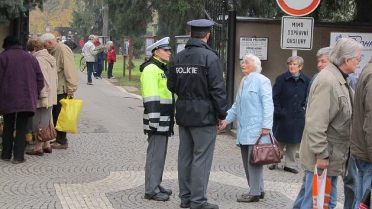 Nápor návštěvníků na hřbitovech. Využijte služeb MHD a chraňte si své věci, radí městská policie