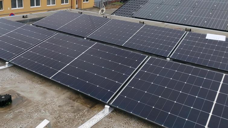 Záchranka instaluje fotovoltaiku na sedmi výjezdových základnách