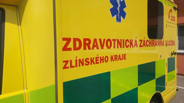 Mladý muž se vážně popálil hydraulickým olejem. Letěl pro něj vrtulník
