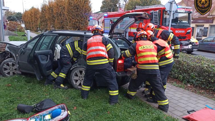 Řidič naboural v Hulíně do domu a lešení. Z vozidla ho vyprošťovali hasiči