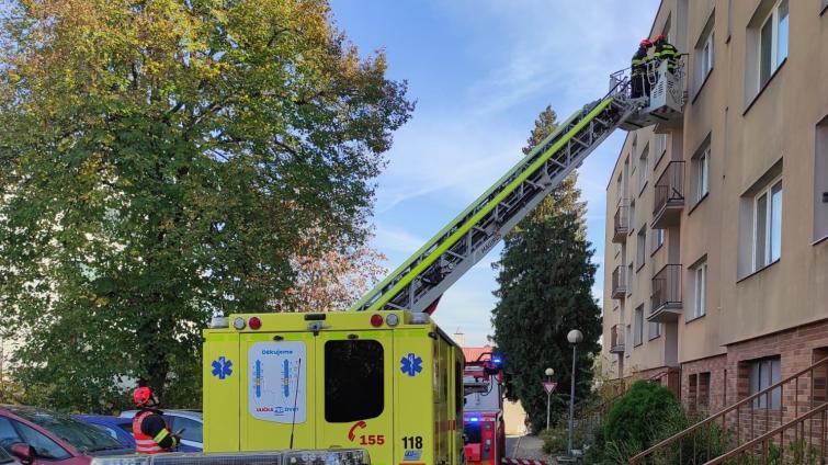 Do bytu zraněné seniorky se hasiči museli dostat oknem