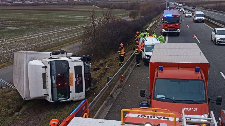 Pondělní ráno pohledem hasičů: srážka dvou vozidel na D55 a překlopený osobák u Koryčan