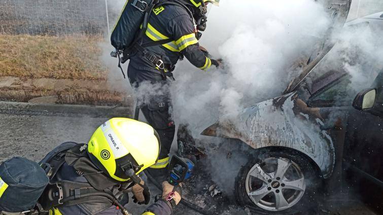 Úterý pohledem hasičů: tři dopravní nehody a hořící automobil na dálnici