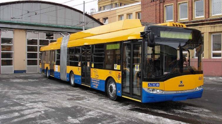 Trojice opilých bezdomovců se v trolejbusu postarala o pořádný rozruch