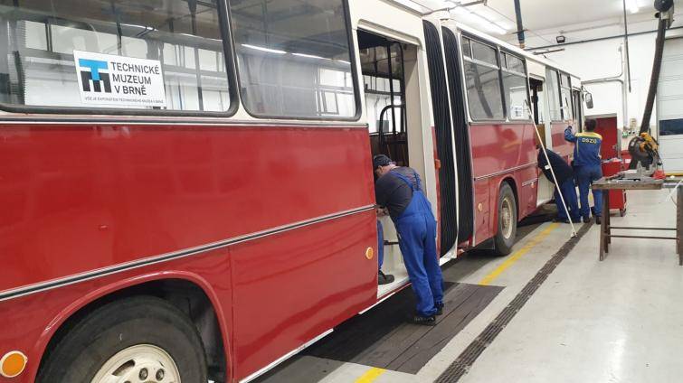 Pracovníci DSZO opravili historický autobus z roku 1989