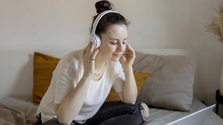 V otrokovické knihovně si nově vypůjčíte i audioknihy. Na výběr je z více než tisíce titulů