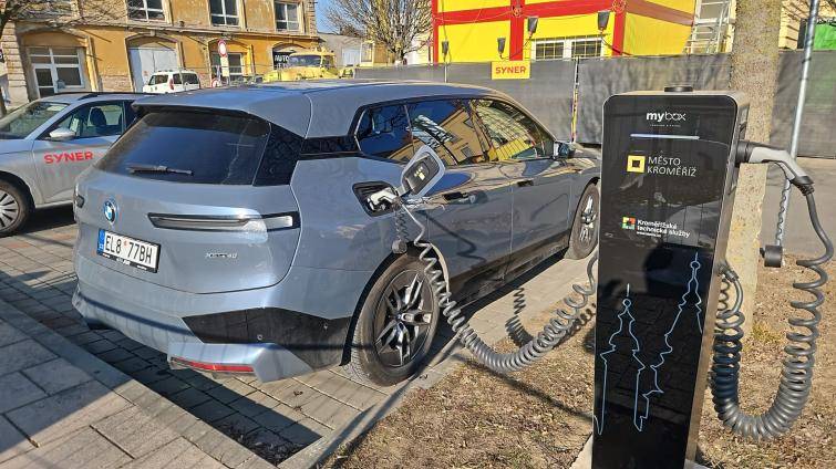 Na náměstí v Kroměříži slouží řidičům nové nabíječky pro elektromobily