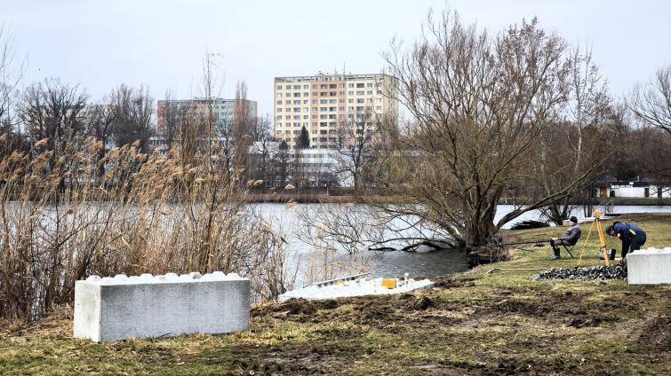 Na otrokovickém Štěrkovišti vznikají nová mola včetně sjezdu pro hasiče