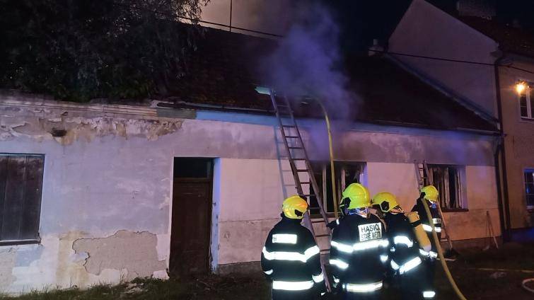Z hořícího domu v Uherském Hradišti museli evakuovat tři osoby