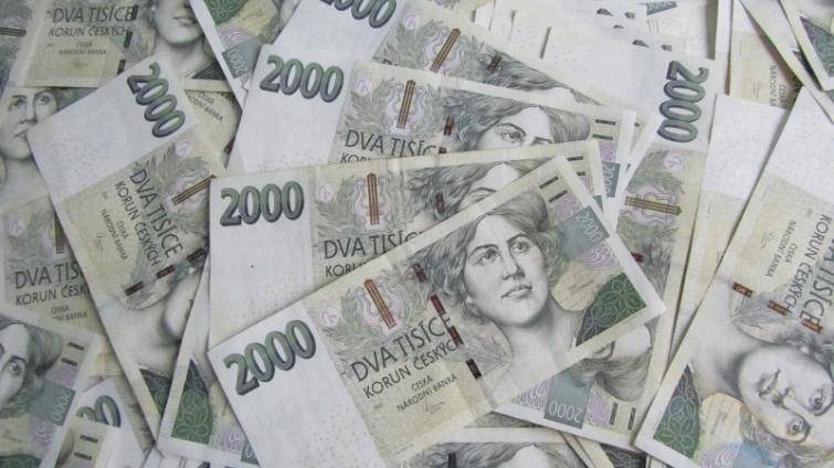 Zloději ukradli z nezamčeného vozidla téměř 54 tisíc korun. Užít si je nestihli