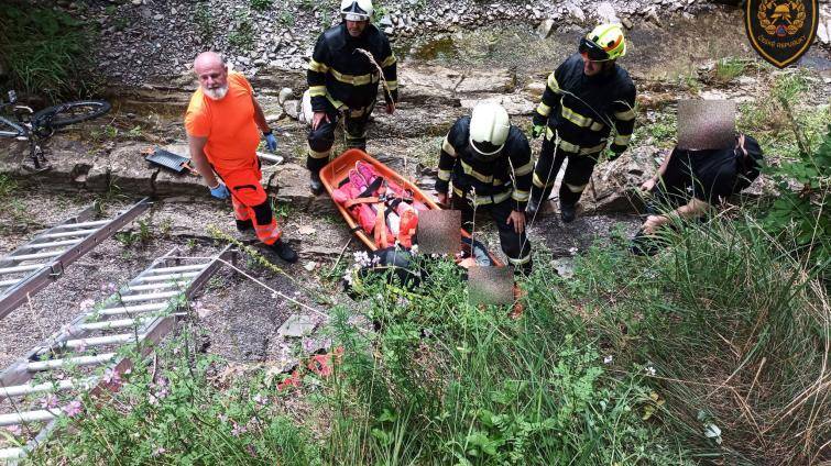 Cyklistka se zřítila ze skalnatého srázu do koryta řeky. Její záchrana byla náročná