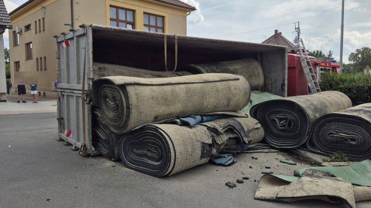 Úterní dopravní nehody: Srážka tří vozidel na E50, zraněný motorkář u Žeranovic a převrácený náklaďák v Kudlovicích