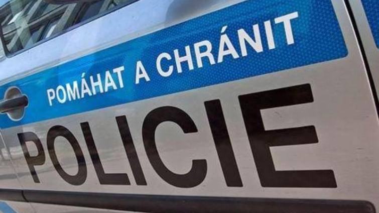 Srážka policisty na motorce s nákladním vozidlem uzavřela dálnici D55 u sjezdu na Zlín