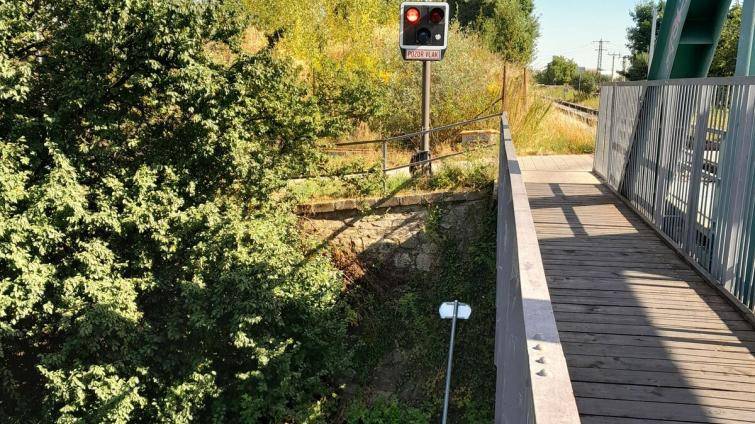 Vandalové opakovaně ničí dopravní značení u lávky pro pěší v Kroměříži