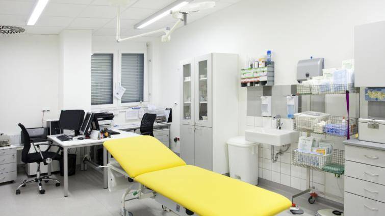 Tkáňové lepidlo místo klasického šití ran. Bezbolestnou variantu ocení hlavně děti