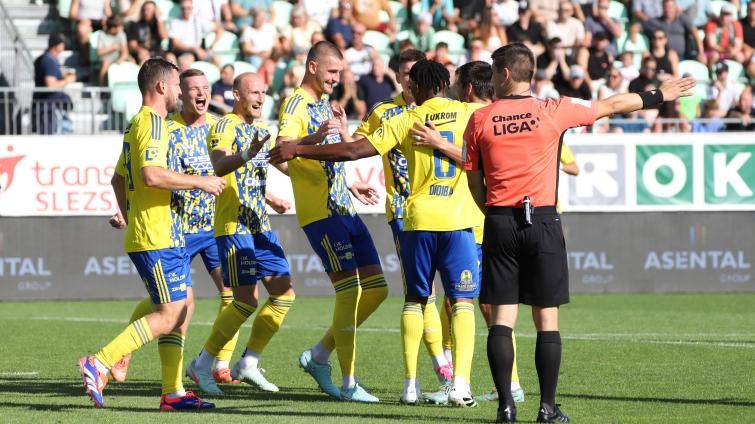 Fotbalisté Zlína zvítězili v Karviné. V ligové tabulce se dělí o první místo