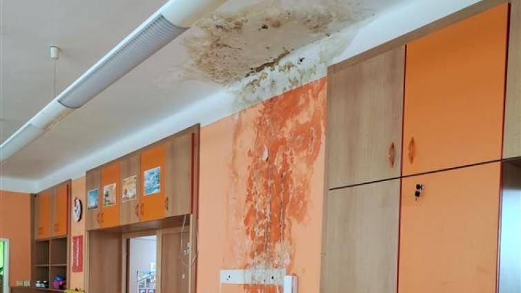V Otrokovicích musí ihned opravit poškozenou střechu mateřské školy