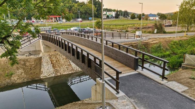 Nová lávka přes řeku Šťávnici spojuje dvě části Luhačovic