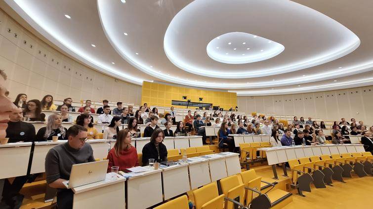 Svoboda slova, veřejnoprávní média nebo závislosti. Rada mladších ve Zlíně probere palčivá témata