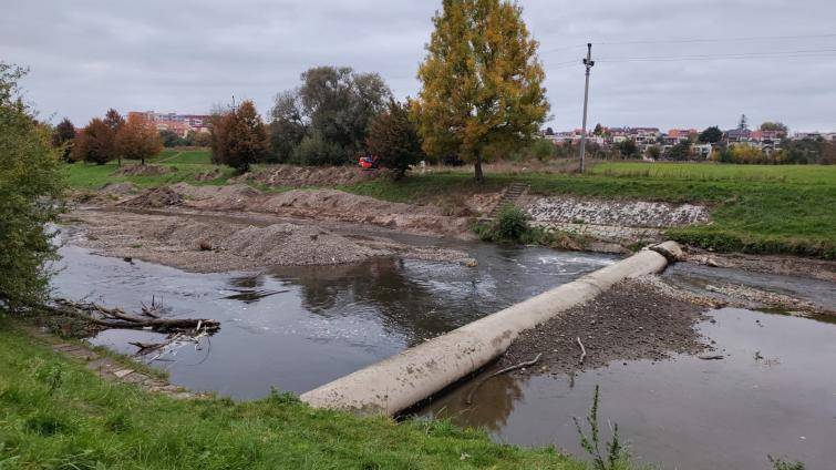 Povodí Moravy opravuje splav na Dřevnici, který poničily loňské povodně
