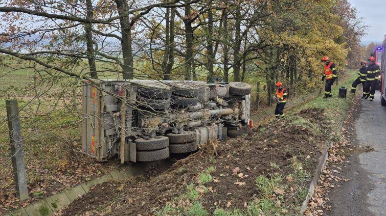 V Kvítkovicích se převrátilo nákladní vozidlo. Řidič skončil v nemocnici
