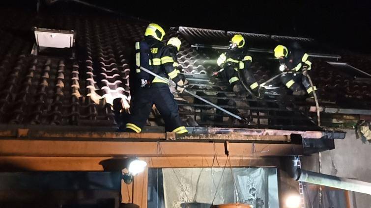 Kvůli požáru lednice v Chropyni hořela i střecha rodinného domu