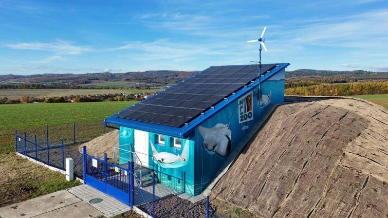 Street art umělec ProroK zase řádil! Motivem rejnoků ozdobil vodojem ve Hvozdné