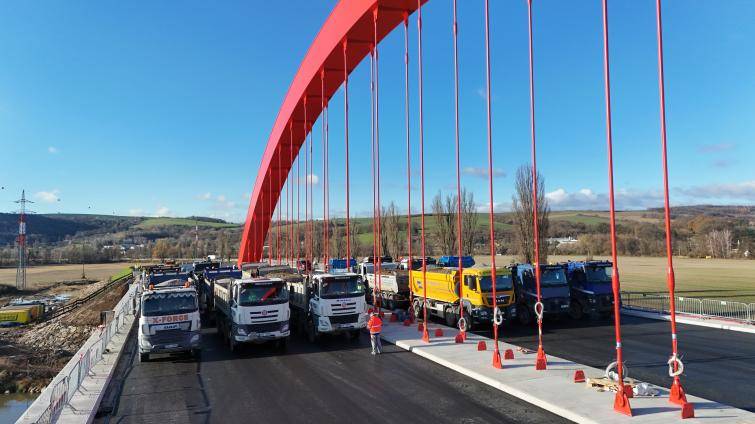 Silničáři testují nový dálniční most u Napajedel