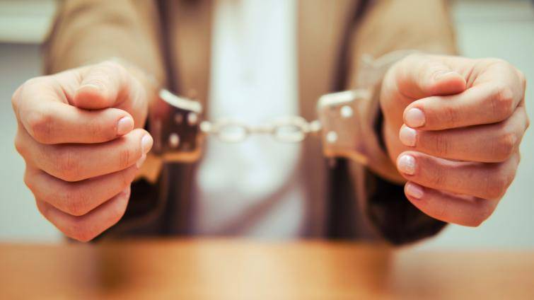 Nepoučitelný řidič opět za volantem. Před policisty se nejdříve snažil ujet, pak se schoval ve křoví