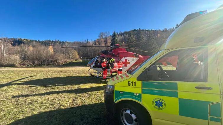 Dva pády z výšky během 24 hodin. Pro vážně zraněného muže letěl do Vsetína vrtulník