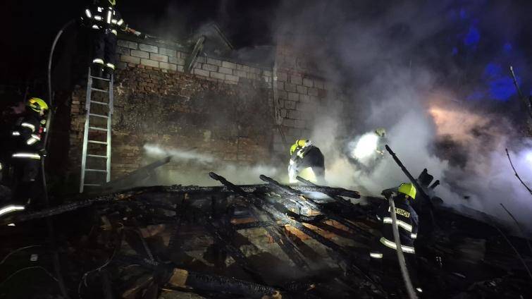 Noční požár kůlny v Kelči zaměstnal šest jednotek hasičů. Jeden hasič se zranil
