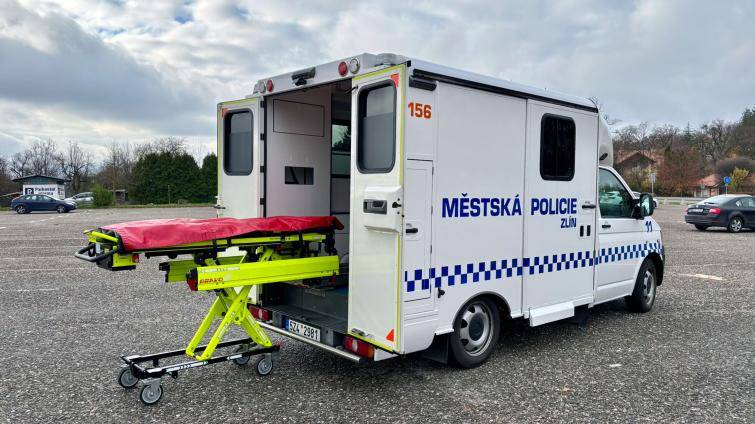 Zlínští strážníci mají nový vůz k převozu opilců do záchytné stanice. Pochvalují si omyvatelný interiér