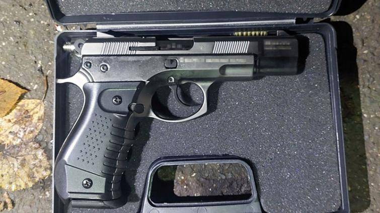 Muž ze Zlínska chtěl na exekutory pustit psy. Pak vytáhl i zbraň