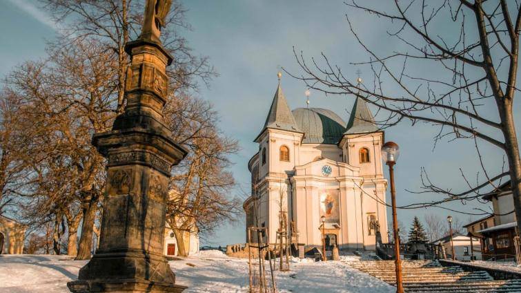 Na silvestrovskou půlnoční na Hostýn vyjedou mimořádné autobusové spoje i vlaky