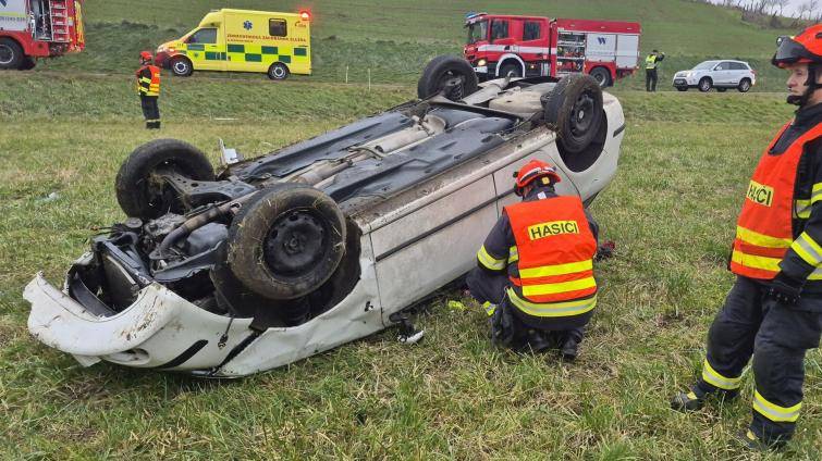Čtvrteční nehody si vyžádaly dva zraněné. Vozidla skončila v poli, jedno se převrátilo na střechu