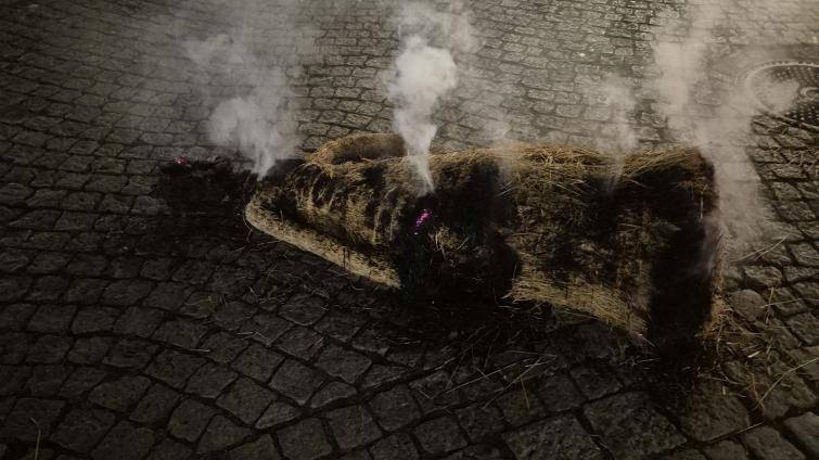 Hasiči zasahovali u požáru betléma v Kroměříži, shořely dvě postavy